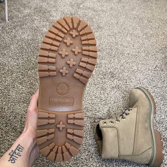 WOMEN'S 6-INCH PREMIUM WATERPROOF BOOTS **worn once** - Picture 3 of 4